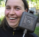 Nadine mit Sandwichmaker, einfach